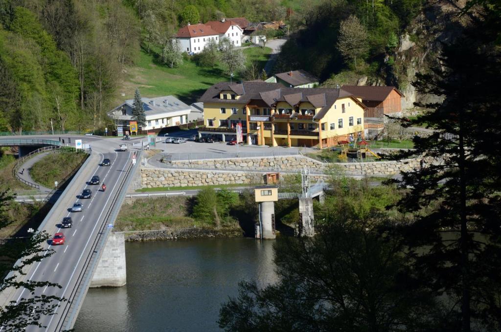 Gasthof zur Donaubrücke Ardagger Markt Exterior foto